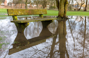 Fototapeta na wymiar bench in a park surrounded by water