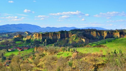 Naklejka premium paesaggio naturale toscano delle Balze del Valdarno in Arezzo in Italia. Sono dei rilievi di detriti stratificati formati per erosione in seguito al prosciugamento di un lago nella zona di due milioni