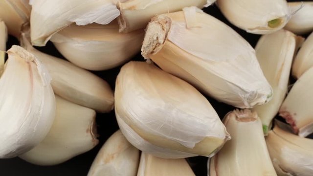 Close-up garlics revolves around itself