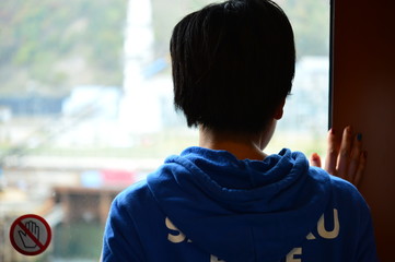 後ろ姿　Back view　Vista trasera