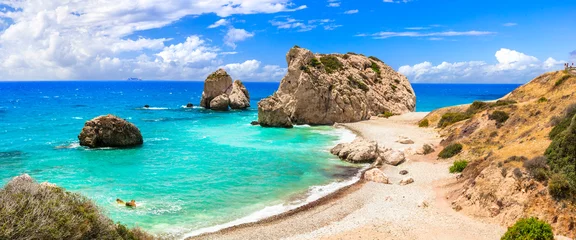 Selbstklebende Fototapete Zypern Beste Strände der Insel Zypern - schöne Petra tou Romiou, berühmt als Geburtsort der Aphrodite