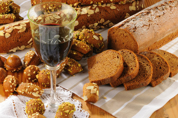 Spice bread and cassis liqueur from Djon