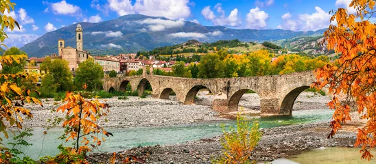 Dekokissen Wahrzeichen Italiens. Bobbio - wunderschöne antike Stadt mit beeindruckender römischer Brücke, Emilia Romagna © Freesurf