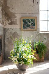 Fototapeta na wymiar flower arrangement with white lilies in a industrial interior