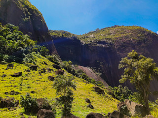 montanhas verdes no vale
