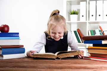 girl reads books at the table