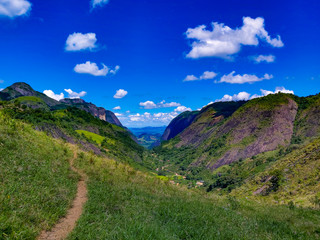 vale de montanhas de pedras cobertas de verdes no Brasil