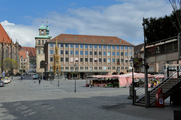Fototapeta na wymiar Hauptmarkt mit schönem Brunnen
