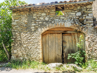 Fototapeta na wymiar Medieval windows arches and doors in Provence.