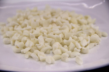 Canjica - Grão cru para canjica doce. Sobremesa brasileira faz parte da cultura brasileira na Festa Junina. Fundo branco.