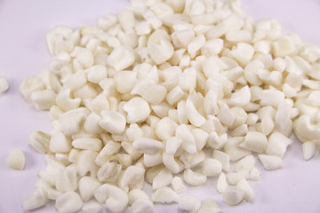 Canjica - Grão cru para canjica doce. Sobremesa brasileira faz parte da cultura brasileira na Festa Junina. Fundo branco.