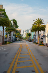 Obraz premium Middle of street photo Miami Beach Collins Avenue Coronavirus Covid 19 shut down quarantine