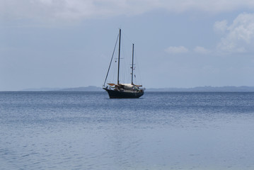 Fototapeta premium Sailing in paradise blue ocean