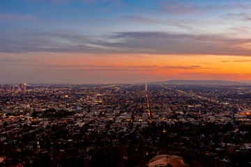 Obraz premium panoramic view of the city of Los Angeles illuminated at night in California