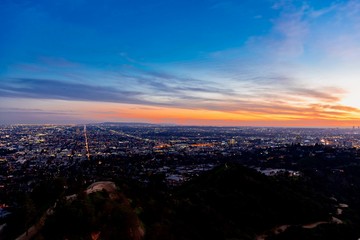 Obraz premium panoramic view of the city of Los Angeles illuminated at night in California