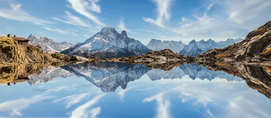 Fototapeten Reflexion des Mont Blanc am See im Hochgebirge in den französischen Alpen, Chamonix. © Creative Clicks