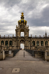Fototapeta premium Dresden-Eingang zum Zwinger durch dem Kronentor