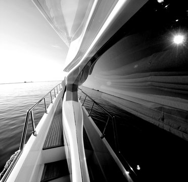 Navigazione con yacht, barca in mare con vista su orizzonte