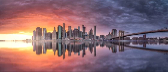 Foto op Aluminium De horizonbezinning van New York over de Hudson-rivier bij de brug van Brooklyn bij zonsondergang © Creative Clicks