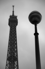 Obraz premium Paris, Turm und Lampe