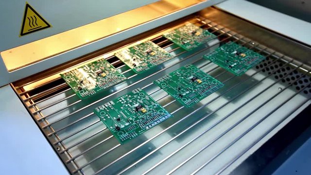 Machine places elements on circuit boards