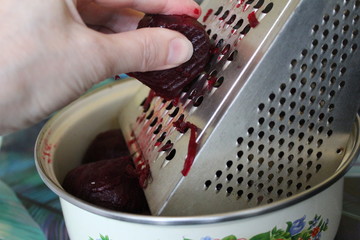 on a metal grater, put red beets 