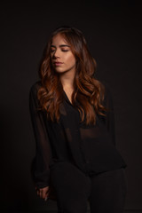 Fototapeta premium Retrato Joven Mujer Mexicana Profesional en estudio fondo negro