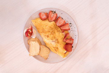 Huevos con fresa pan
