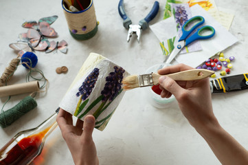 Decorating tin cans with decoupage napkins, jute rope and using various decor elements. DIY. Step by step. Step 9. Final stage. Coating the finished jar with a colorless varnish. There is no waste.  - obrazy, fototapety, plakaty