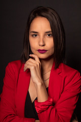 Mujer profesional mexicana en estudio retrato