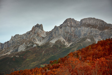 Vistas del Parque Nacional de Picos de Europa desde el mirador de Pandetrabe en León en España