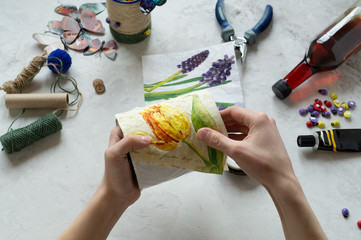 Decorating tin cans with decoupage napkins, jute rope and using various decor elements. Do it yourself. Step by step. Step 8 Decorating banks with colored napkins. Zero waste. Other uses of packaging - obrazy, fototapety, plakaty