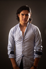 retrato Joven mexicano guapo en estudio 