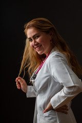 Mujer doctor medico latina mexicana con bata de laboratorio blanca sonriendo y estetoscopio