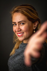 Retrato de joven mexicana en estudio rubia guapa 