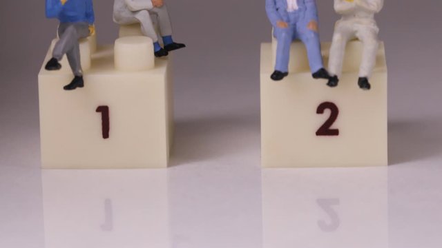 二つの選択肢とビジネスマンたち　チルトアップ