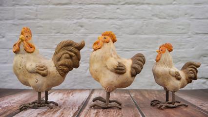 Trois poules sur une table en bois vintage