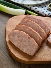 사각형 모양의 돼지고기 햄과 채소, 김치