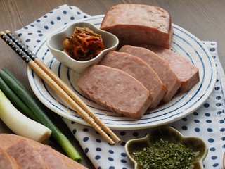 사각형 모양의 돼지고기 햄과 채소, 김치