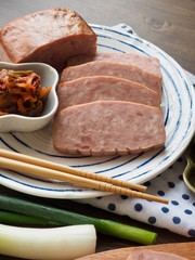 사각형 모양의 돼지고기 햄과 채소, 김치