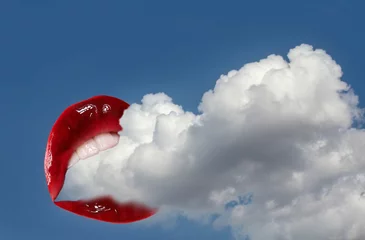 Rote Lippen im Himmel mit Wolken. Gefälschtes Nachrichten- oder Faktennachrichtenkonzept. Surrealismus, Collage, abstrakt. © LarisaL