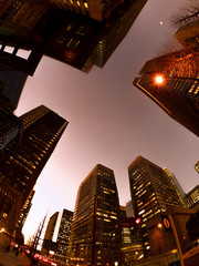 夕暮れのオフィスビル街