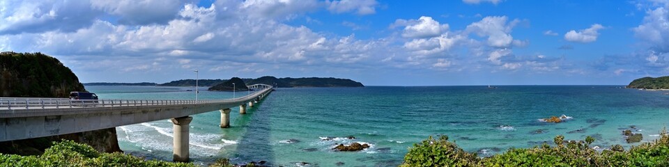 Naklejka premium エメラルドグリーンの海と角島大橋のパノラマ情景＠山口