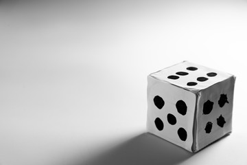 Dado rustico con fondo blanco