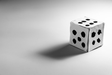 Fondo Blanco con dado rustico