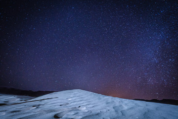 Desert sand dune with night sky full of stars and Milky Way  - obrazy, fototapety, plakaty