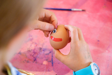 easter craft idea: decorating blown egg 