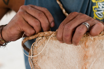 costurando bolsa de palha