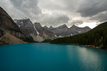 Fototapeta na wymiar Image of Moraine Lake with Mountains and Water in Banff National Park during Cloudy Weather