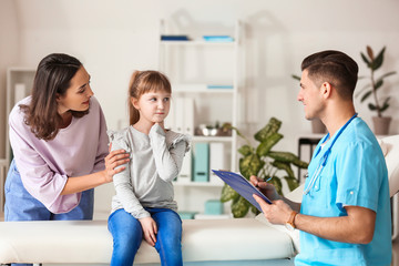 Obraz premium Woman with little daughter visiting pediatrician in clinic